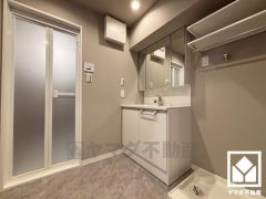 室内洗濯機置場がございますので、天候に左右されず洗濯していただけます。上部に棚があるので消耗品などをスッキリ置けるのも嬉しいポイント。