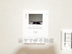 突然の来訪時でも安心なモニター付きインターホンを完備。お留守番中のお子様でも簡単に来訪者の確認ができます。