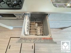毎日の家事の負担を軽減でき、水道代の節約にもなる食器洗乾燥機付き。