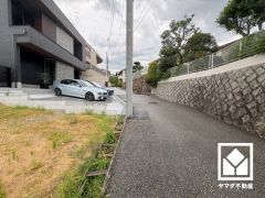 東側前面道路幅員約6.2mとゆったりとした広さがあるのでファミリーカー等の車の出入れも楽にできます。