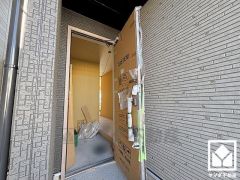 浴室にも小窓が付いているので明るく、こもりがちな湿気もすぐ取り除くことができます。