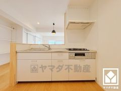 明るい白色で統一された清潔感のあるデザインが魅力のシステムキッチンです。