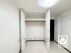 クローゼットは奥行きがあるので、収納力も申し分ありません。お洋服はもちろん、スーツケースなどの大物もしっかり収納できます。