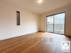 約7.8帖の1階洋室です。大きな窓からは明るい光が降り注ぎます。