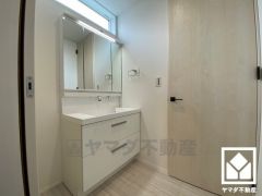 収納付きでスッキリお使い頂ける3面鏡の洗面台です。洗面ボウルが広めなので、忙しい朝でも身支度がしやすく時短になります。