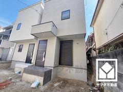 キッチン横にはパントリーがございます。まとめ買いしても心配要らずの収納力です。