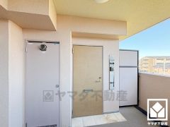 シンプルで洗練された玄関デザイン。帰るたびにホッとできる、心地よい住まいの入り口。