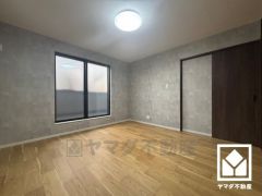 約8帖の洋室です。バルコニーにつながるお部屋で、通風・陽当たり良好。朝日ウッドテック製のフローリングを採用しています。