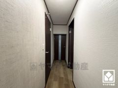 シンプルで洗練された玄関スペース。帰るたびにホッとできる、心地よい住まいの入り口。