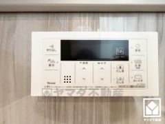 ボタン1つで自動でお湯張りができるオートバス機能付き。追い炊き機能もございますので、いつでも温かいお風呂に入ることができます。