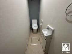 明るく清潔感溢れるトイレです。手洗いが別になっているので、衛生的に使えます。