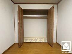 大きなクローゼットなので整理整頓しやすいです。お洋服はもちろん、スーツケースなどの大物もしっかり収納できます。