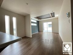 リビングは一部折り上げ天井になっており開放感があります。アクセントクロスも採用しメリハリを演出します。