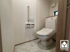 明るく清潔感溢れるトイレです。トイレが1階と2階にあるので、朝の忙しい時間にも混雑せず快適です。