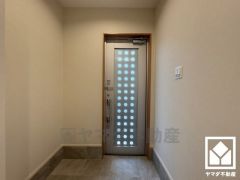 ドアの窓から光が差し込み、外出時にも帰宅時にも、明るい気持ちになれる玄関です。