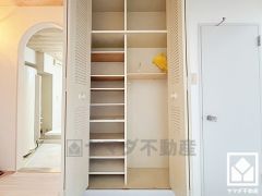 廊下にも収納スペースがあり、住空間を広々お使いいただけます。日用品のストックなどもすっきり片付きます。