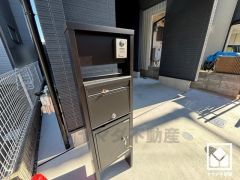 宅配ボックスも完備しています。留守でも安心、荷物の受け取りをスムーズに。