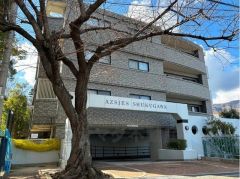 重厚感のあるファサードが、洗練された暮らしを予感させる。品格あるデザインが魅力のマンション。オートロック＆宅配ボックス完備で、暮らしの利便性を高めます。