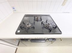 毎日の料理がもっとスムーズに。便利な3口コンロ付きキッチン。