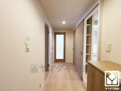 シンプルで洗練された玄関スペース。帰るたびにホッとできる、心地よい住まいの入り口。