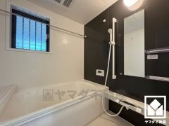 1日の疲れを癒す浴室でゆったりリフレッシュ。小窓が付いているので、こもりがちな湿気もすぐ取り除くことができます。