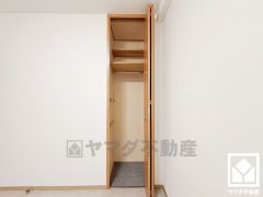 クローゼットは奥行きがあるので、収納力も申し分ありません。