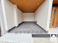 インナーガレージを1台分完備。重い荷物や雨の日の移動もスムーズで、快適なカーライフを実現。（ハイルーフ車可）