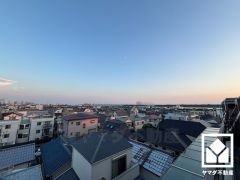 5階建て最上階につき眺望良好です。前面に視界を遮る高い建物がなく、開放的な景色が広がります。バルコニーから南西方向には海が見えます。