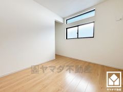 高窓付きの大きな窓からは明るい光が降り注ぎます。柔らかな光が差し込むお部屋で、快適で落ち着いた生活をお送りいただけます。