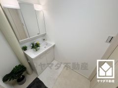 収納付きでスッキリお使い頂ける3面鏡の洗面台です。洗面ボウルが広めなので、忙しい朝でも身支度がしやすく時短になります。