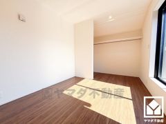 おしゃれなインテリアが映えるデザイン性の高いオープンクローゼットの洋室で、リラックスしたひとときを過ごせます。