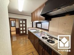 キッチンは空間を有効活用できる壁付けタイプ。毎日の料理がもっとスムーズになる、便利な3口コンロ仕様。は窓がございますので、昼間は手元が明るく、お料理がはかどります。