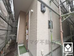 トイレが1階と2階にあるので、朝の忙しい時間にも混雑せず快適です。温水洗浄便座付きで、季節を問わずいつでも温かい便座をお使いいただけます。