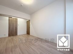 約7.5帖の洋室1です。全居室に収納がございますので、お部屋の広さを最大限に活用できます。