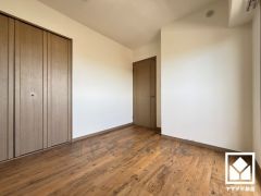 約5.2帖の洋室です。お子様のお部屋などにも丁度良い広さです。