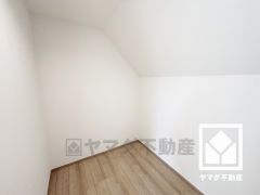 収納力豊富なウォークインクローゼット付き。お洋服はもちろん、スーツケースなどの大物もしっかり収納できます。