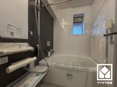 1日の疲れを癒す浴室でゆったりリフレッシュ。小窓が付いているので明るく、こもりがちな湿気もすぐ取り除くことができます。