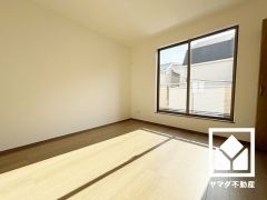 バルコニーにつながるお部屋で、通風・陽当たり良好。