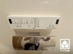 温水洗浄便座付きで、季節を問わずいつでも温かい便座をお使いいただけます。