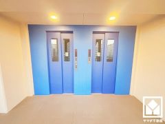複数基のエレベーターを設置し、待ち時間を短縮。快適な住まいへのアクセスをスムーズに。