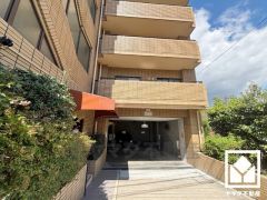 屋内バイク置場も完備しています。雨や風、直射日光からお乗り物を守ることができます。