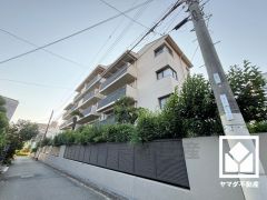 敷地内は木々が多く植えられていて、四季の移り変わりが感じられる緑豊かな景観です。