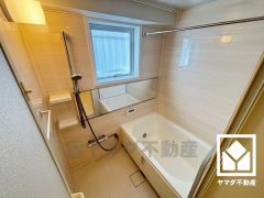 1日の疲れを癒す浴室でゆったりリフレッシュ。小窓が付いているので明るく、こもりがちな湿気もすぐ取り除くことができます。鏡が横長なので、お子様でも見やすく便利です。