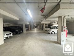 敷地内に駐車場を完備。出入口は防犯性に優れたロボットゲート付き。重い荷物や雨の日の移動もスムーズで、快適なカーライフを実現。空き状況等は弊社スタッフまでお気軽にお問い合わせください。