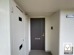 シンプルで洗練された玄関デザイン。帰るたびにホッとできる、心地よい住まいの入り口。