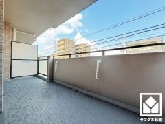 東側バルコニーのため、朝日が気持ちよく入り爽やかな一日を始められます。広々としているため、お洗濯物もたっぷりと干す事ができます。