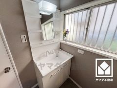 収納付きでスッキリお使い頂ける洗面台です。洗面ボウルが広めなので、忙しい朝でも身支度がしやすく時短になります。