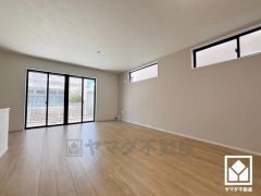 広々21.7帖のLDKが魅力。家族全員がリラックスできる、ゆったりとした快適リビングで温かい団らんの時間を。