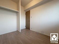 おしゃれなオープンクローゼットで、扉がないため家具の配置もしやすいです。