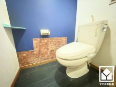 上品な壁紙と遊び心のあるタイルデザインが魅力的なトイレ空間。機能性とセンスが融合した、居心地の良いプライベートスペースです。